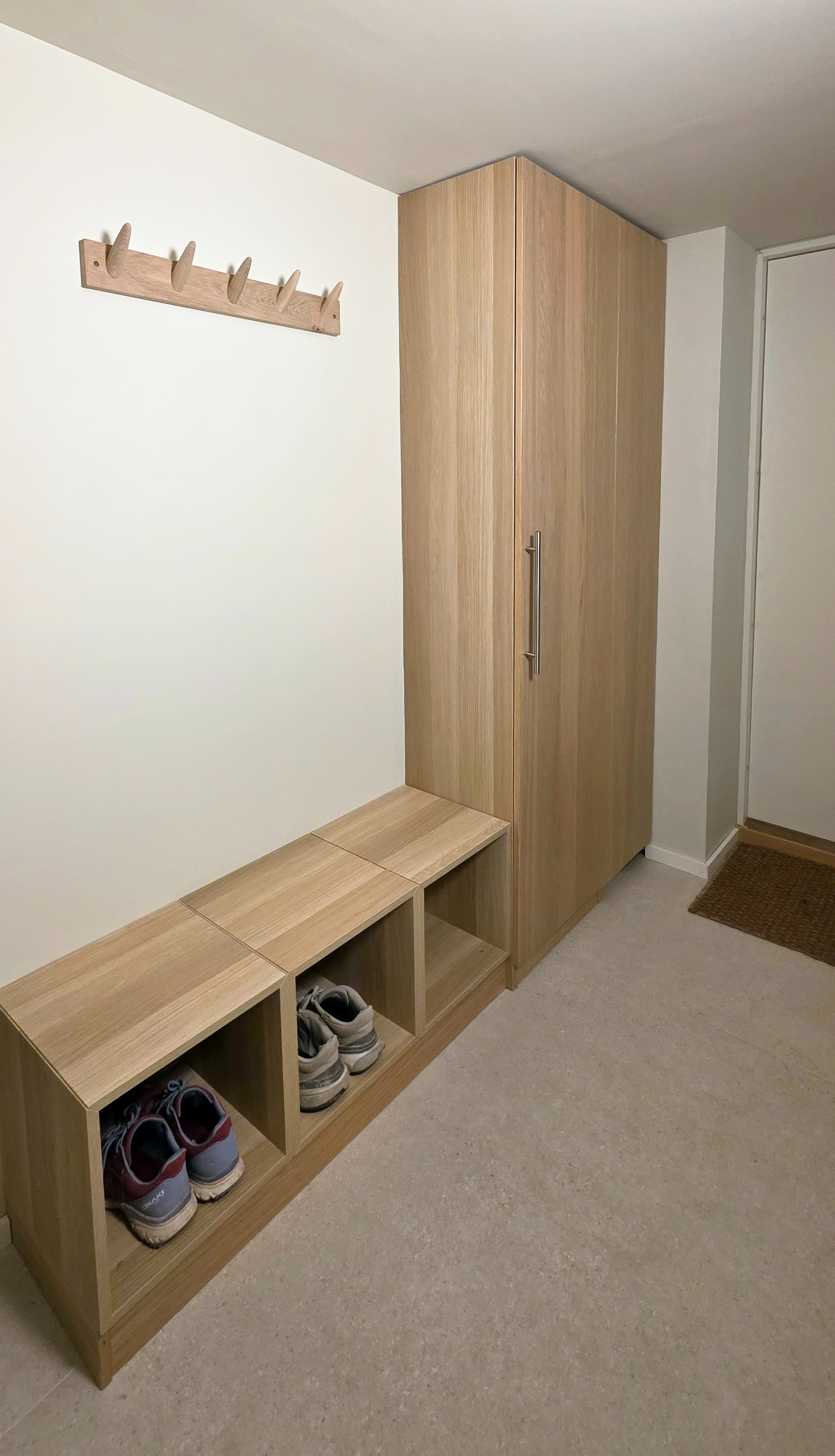 Gang er flislagt og kommer med skap, knagger og benk